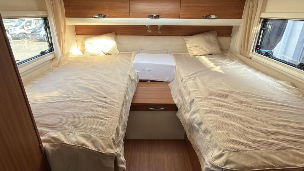 Enkele bedden|160PK Automaat De Adria Matrix 680SL 2011 90dk, Caravans en Kamperen, Automaat, Ringverwarming, Fiat, Bedrijf