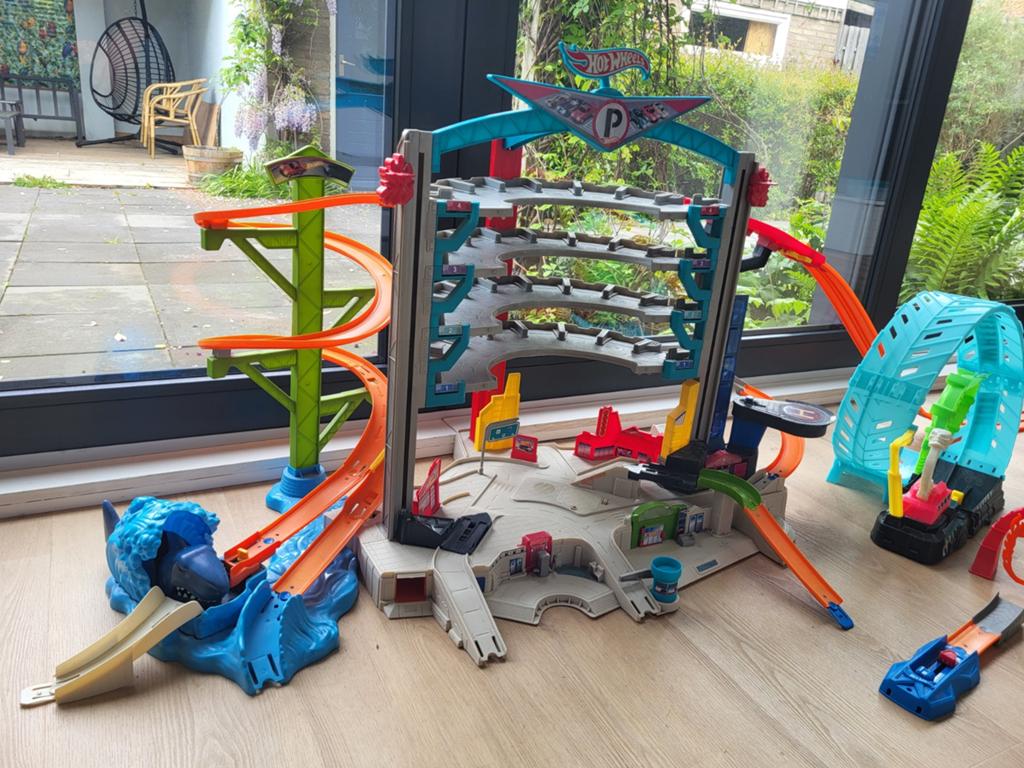 Hot Wheels Racebaan Mega Garage met extra onderdelen, Gebruikt, Zelf te bouwen, Ophalen of Verzenden, Hot Wheels