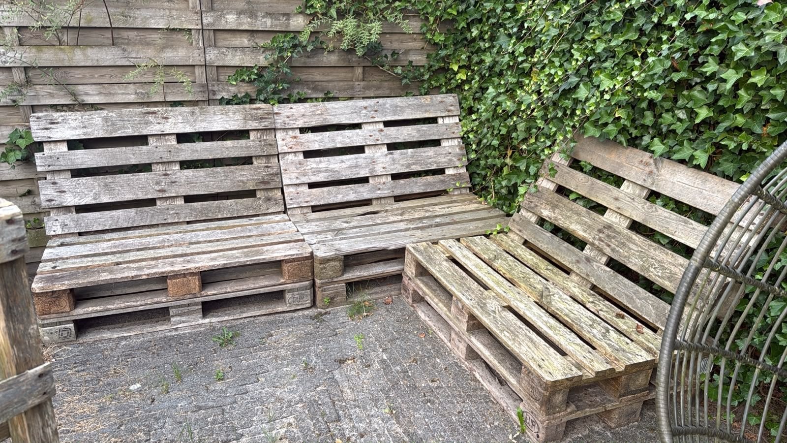 Pallet loungebank met matrasjes - In ruil voor appeltaart!, Ophalen, Gebruikt, Hout