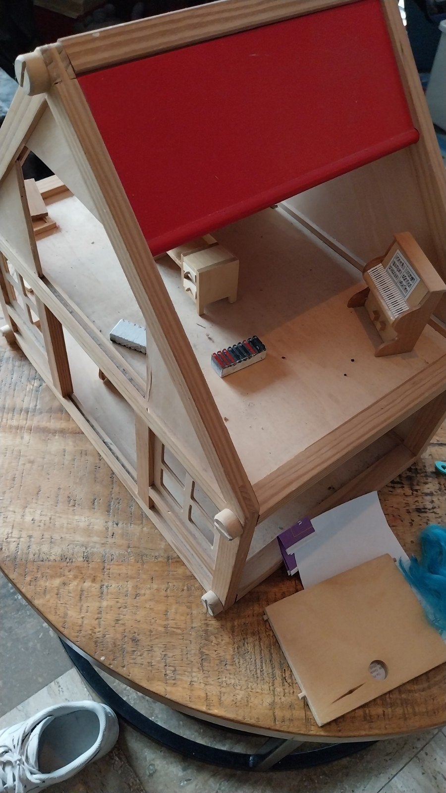 Poppenhuis met meubeltjes, Kinderen en Baby's, Speelgoed | Poppenhuizen, Ophalen of Verzenden, Gebruikt, Poppenhuis