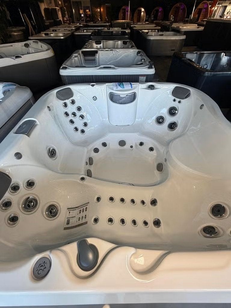 Jacuzzi J-375 Showroommodel, Ophalen, Zo goed als nieuw, Trap, Vast