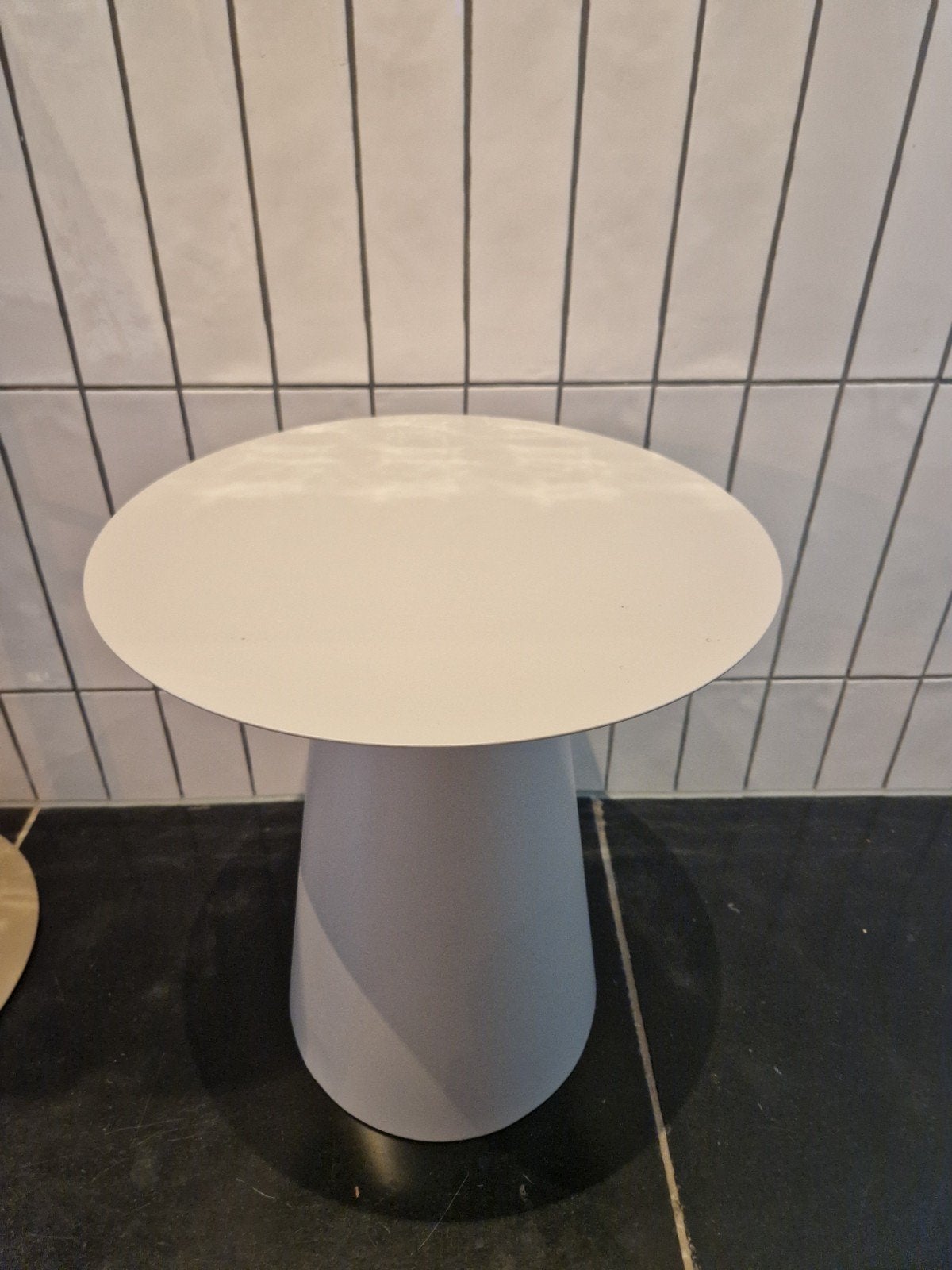 Lichtgrijze metalen bijzettafel - 45 cm hoog, Ophalen, Minder dan 45 cm, Gebruikt, Metaal of Aluminium