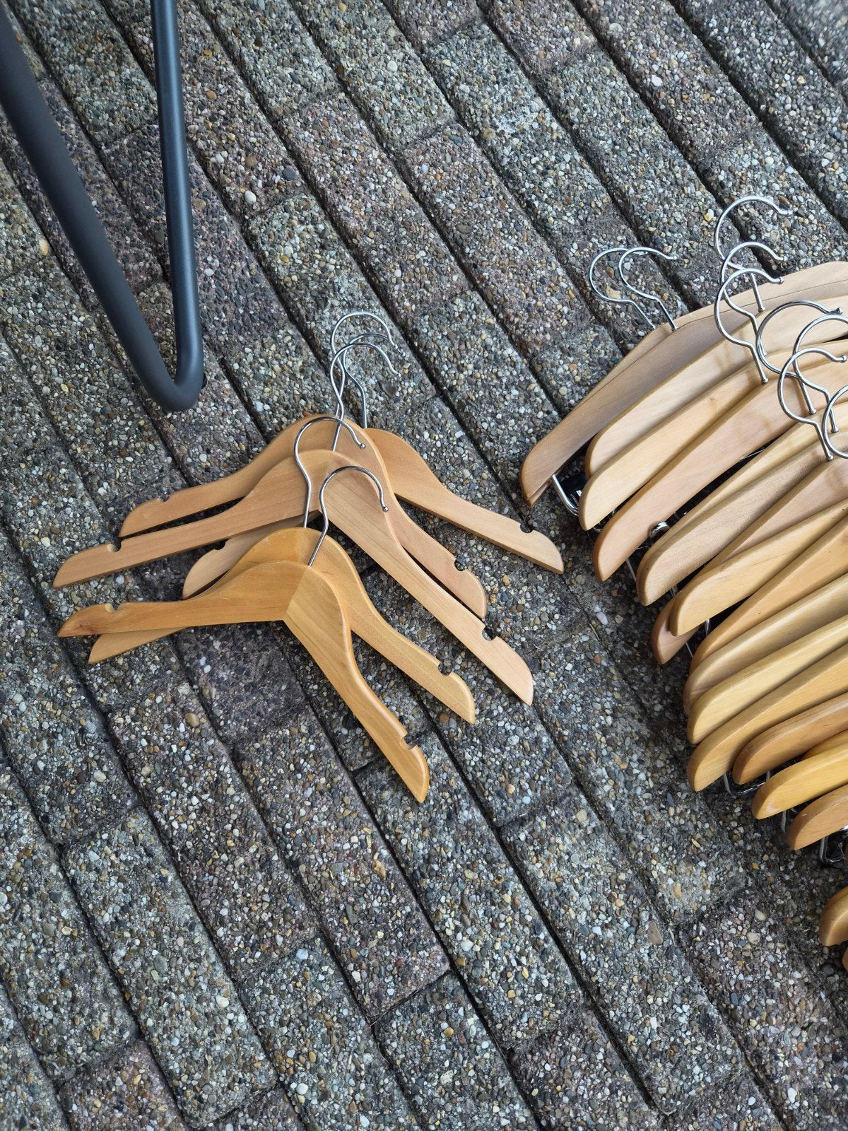 Houten kledinghangers met broekenklemmen - 25 stuks, Kleding | Dames, Kledinghangers, Ophalen, Zo goed als nieuw, Hout