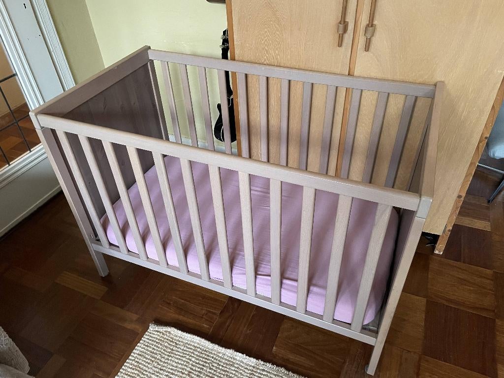 Meegroei ledikant 60x120 cm Sundvik Ikea kleur taupe, Kinderen en Baby's, Babywiegjes en Ledikanten, Ophalen, Zo goed als nieuw