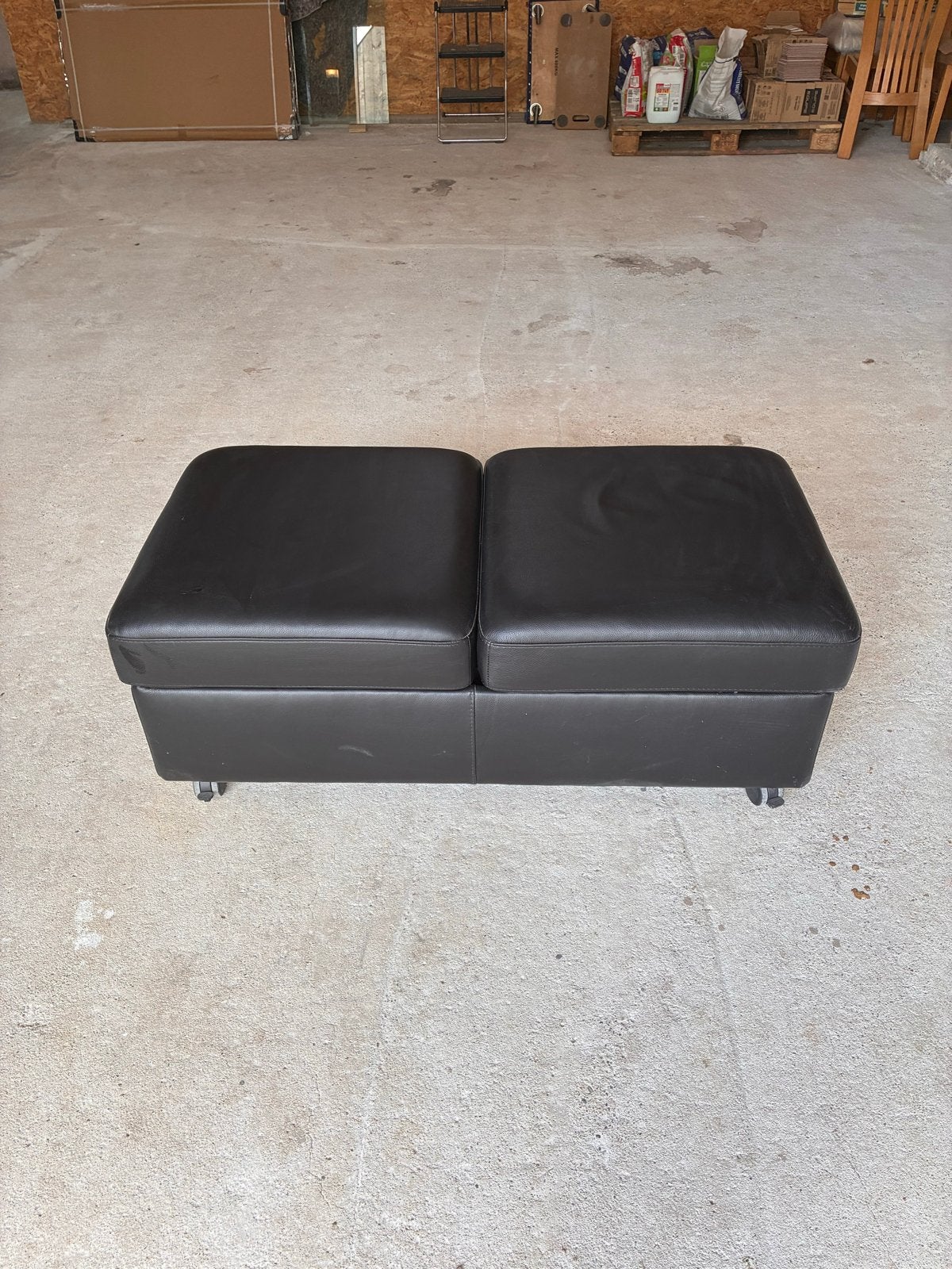 Stressless poef/voetenbank op wieltjes, zwart leer, Ophalen, Gebruikt, 100 tot 125 cm, Leer
