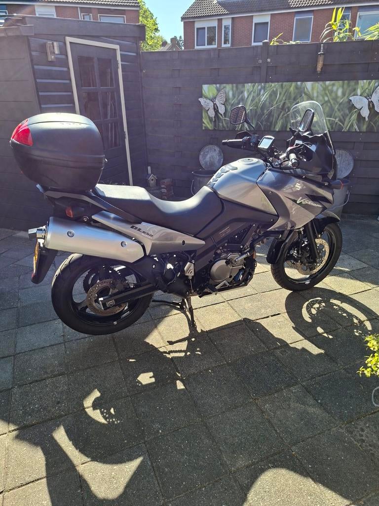 Suzuki V-Strom 650 - Goed onderhouden met extra's, Motoren, Motoren | Suzuki, Handvatverwarming, 2 cilinders, Gebruikt, Particulier