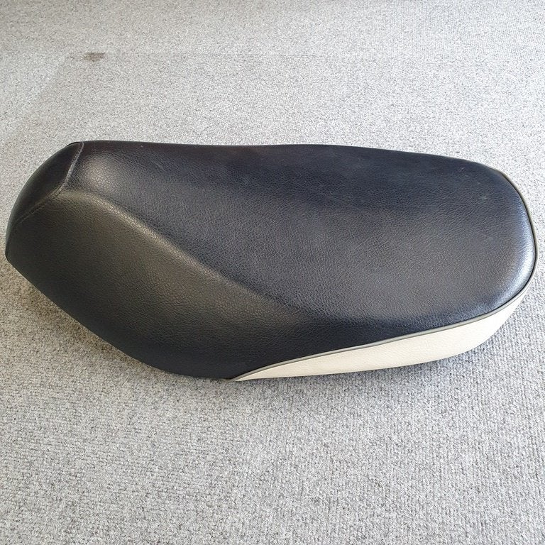 Zadel Kymco Sento zwart wit buddyseat 77201-LBC6-9000 seat, Verzenden, Gebruikt, Zadel, Kymco