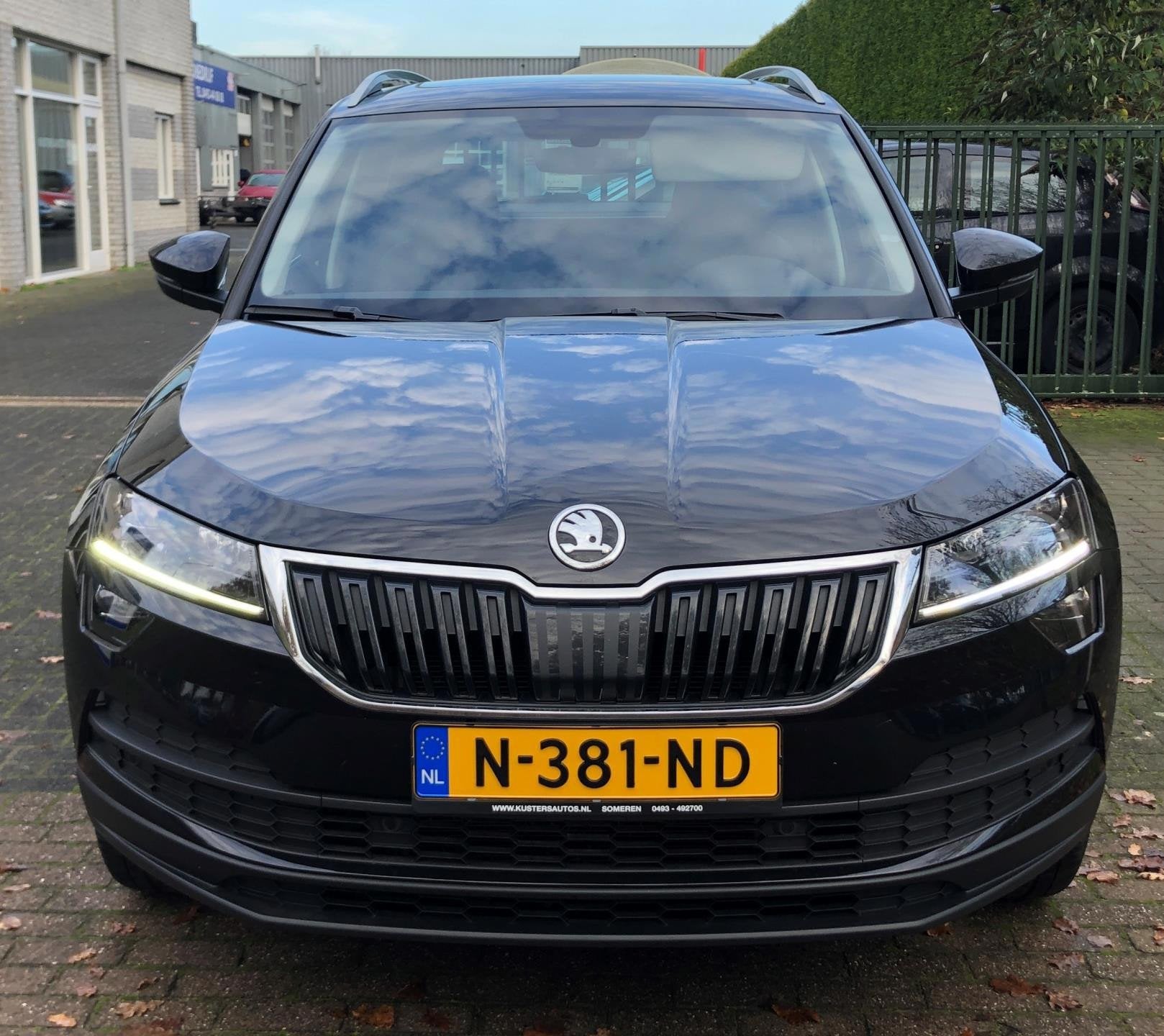 Skoda Karoq 1.5 TSI ACT Style Business Panoramadak Leer Trek, Auto's, 4 cilinders, Zwart, Bedrijf, 690 kg