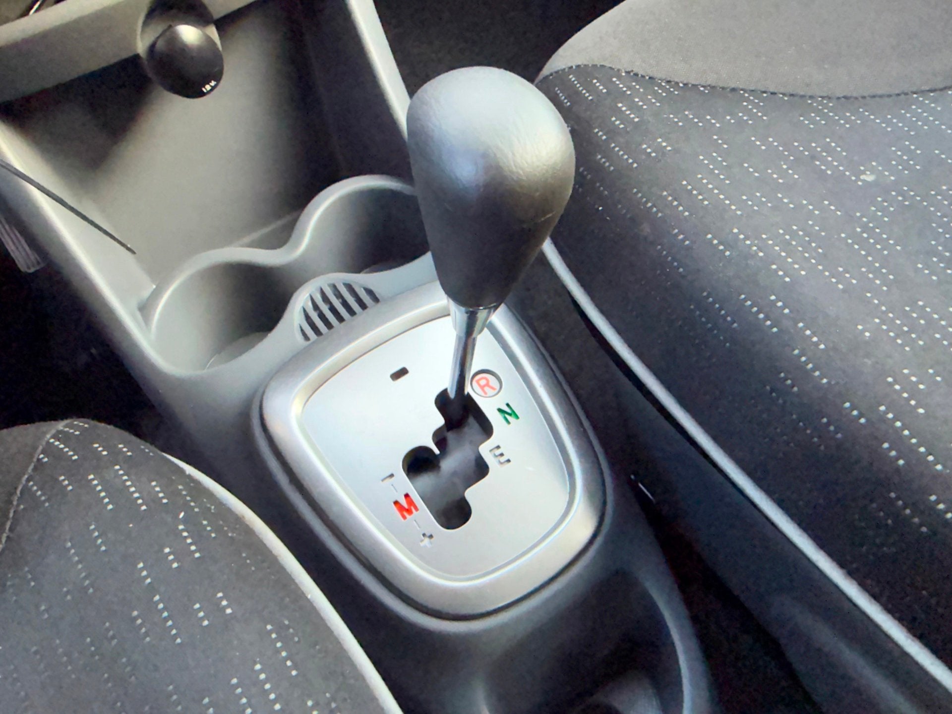 Peugeot 107 1.0-12V XS/ Automaat/Navi/Carplay//Nieuw Apk/3 M, Auto's, Dealer onderhouden, Gebruikt, 4 stoelen, Bedrijf
