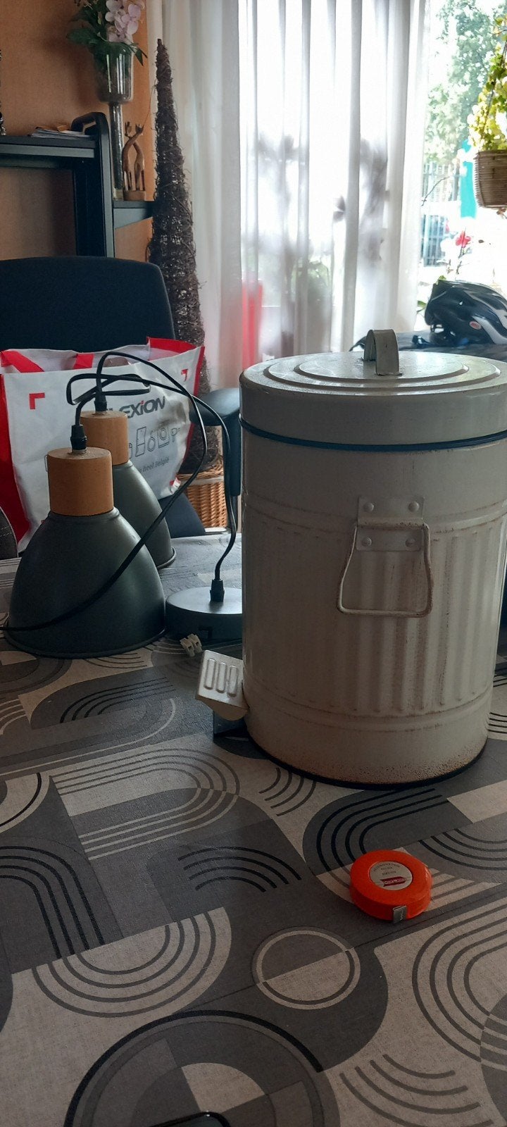 Prullenbak en lampen, Huis en Inrichting, Woonaccessoires | Prullenbakken, Ophalen of Verzenden, Minder dan 50 cm