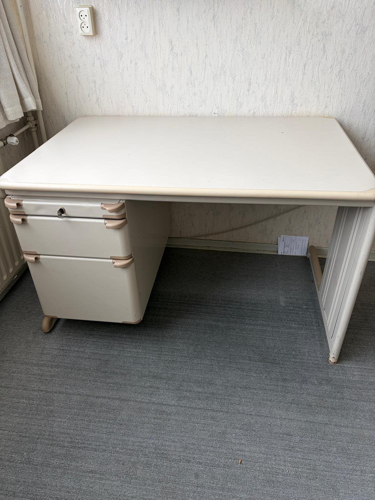 Sterk oud bureau, Huis en Inrichting, Bureaus, Ophalen, Zo goed als nieuw