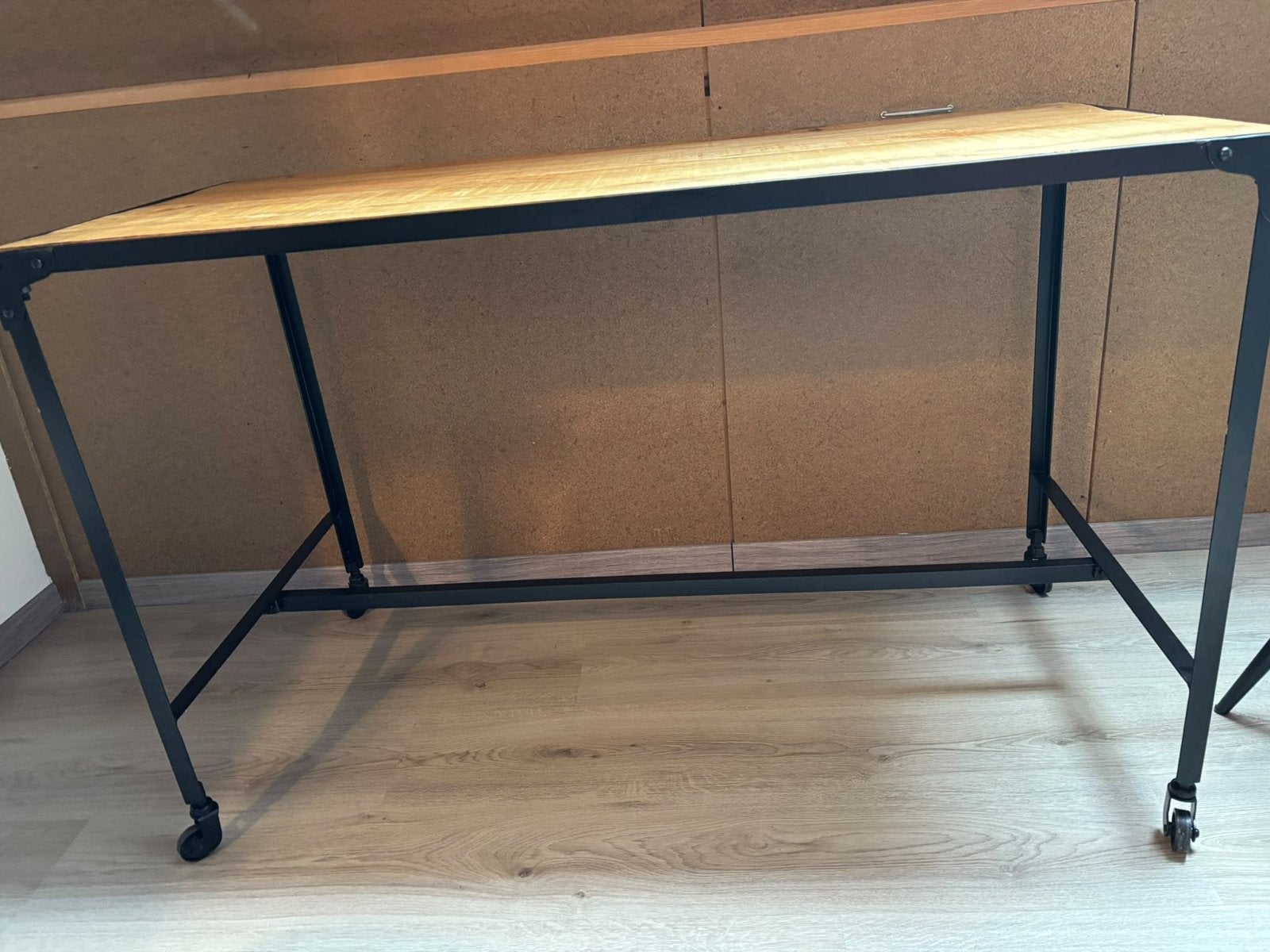 Knutseltafel op wieltjes met 2 stoelen., Ophalen, Gebruikt, 100 tot 150 cm, 50 tot 100 cm