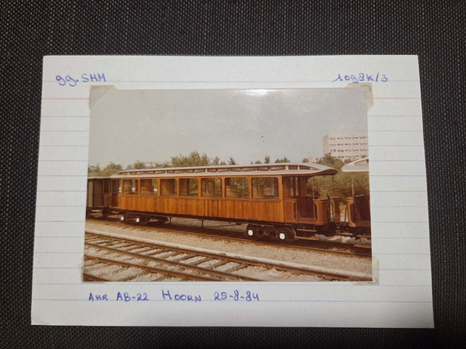 Historische foto van houten treinwagon, Hoorn 1984, Verzamelen, Spoorwegen en Tramwegen, Ophalen of Verzenden, Gebruikt, Trein
