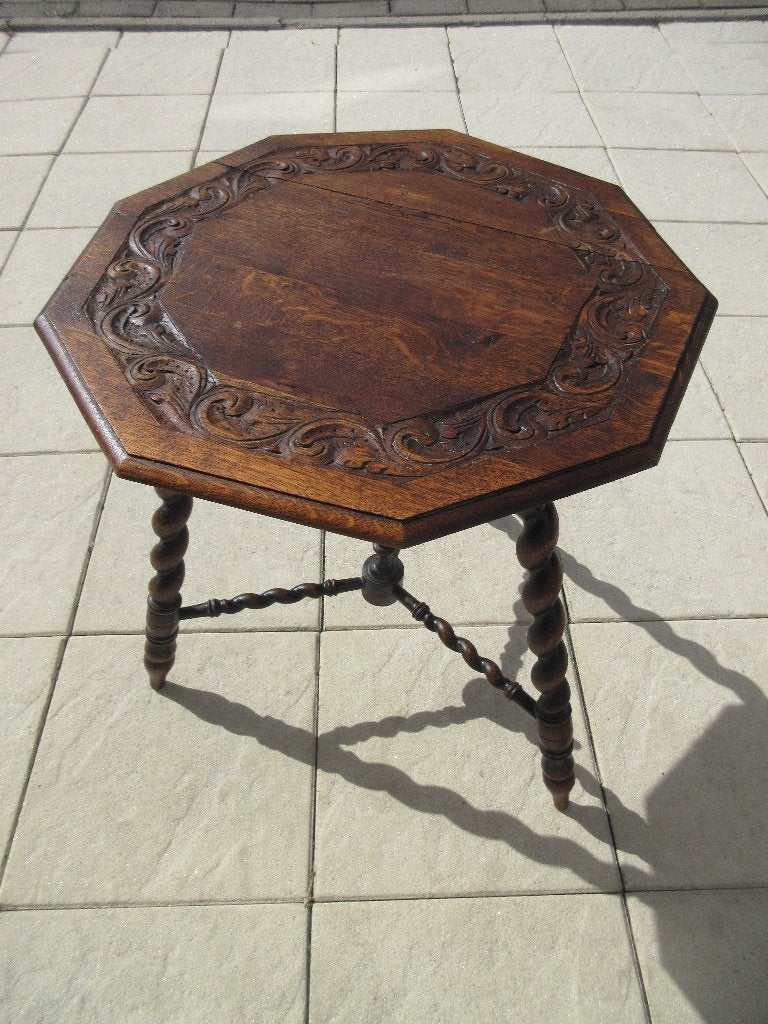 Antieke tafel bijzettafel gedraaide poten en houtsnijwerk, Ophalen