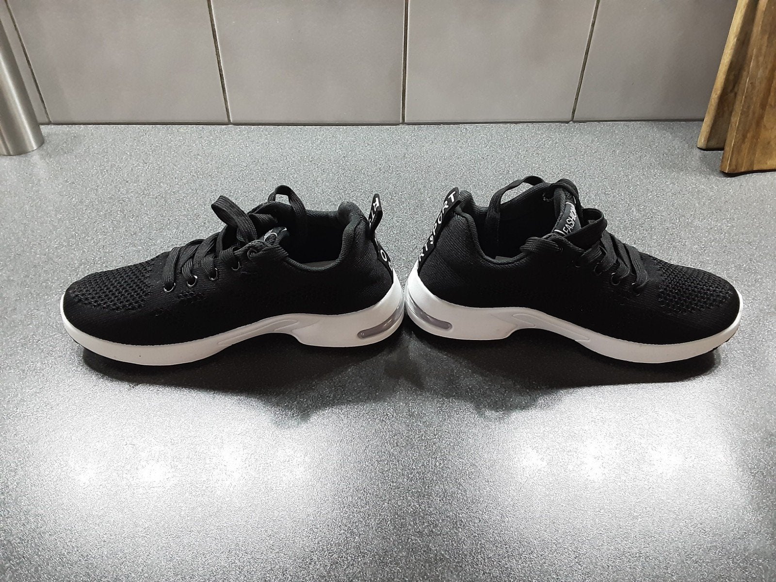 Zwarte sneakers met witte zool - Maat 37, Kleding | Dames, Schoenen, Ophalen of Verzenden, Nieuw, Zwart, Sneakers of Gympen