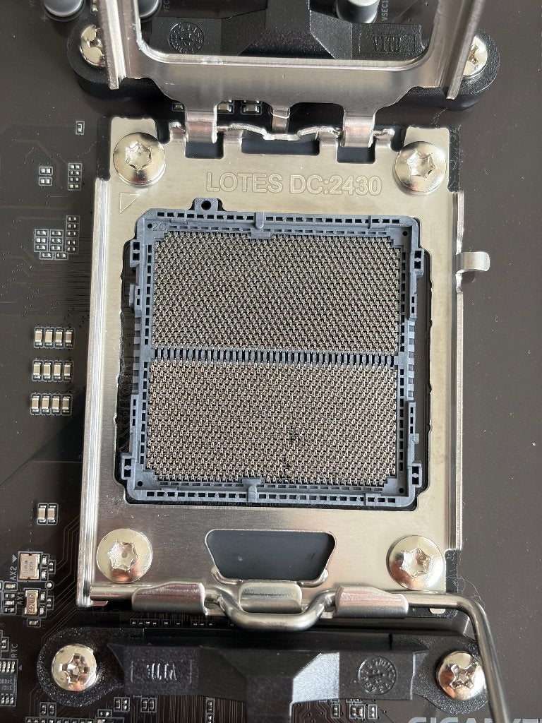 GIGABYTE B650 EAGLE AX AM5 Motherboard – Bent CPU Pins, Computers en Software, Ophalen, ATX, AMD, DDR5