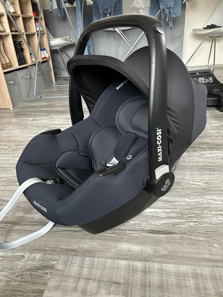 Maxi-Cosi CabrioFix i-Size + 2 bases, Ophalen, Autogordel of Isofix, Zijbescherming, Zo goed als nieuw