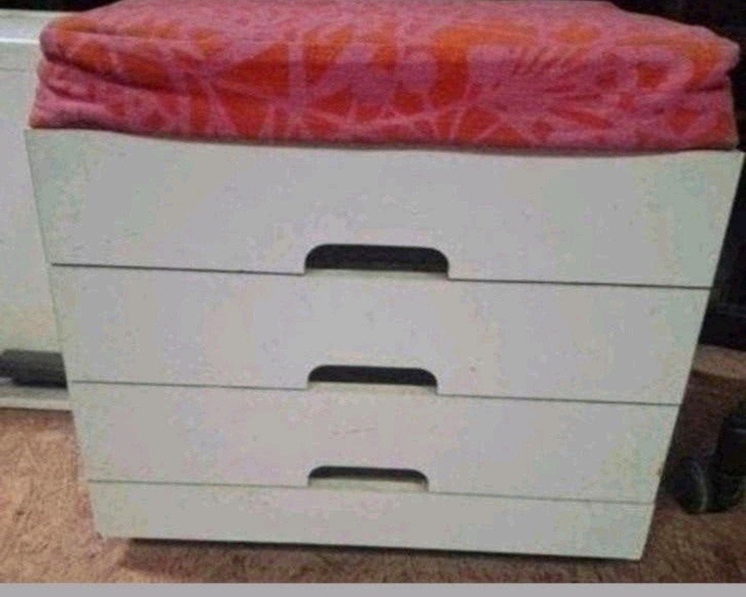 Verrijdbaar naaibox en zitje of poef, Ophalen, Minder dan 50 cm, Zo goed als nieuw, Minder dan 100 cm