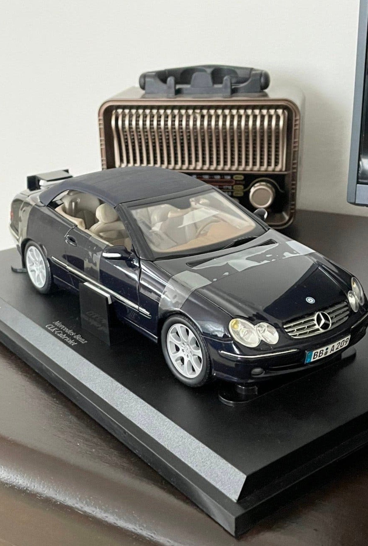Mercedes CLK Cabriolet 1:18 Zwart Inclusief Houder, Ophalen of Verzenden, Zo goed als nieuw