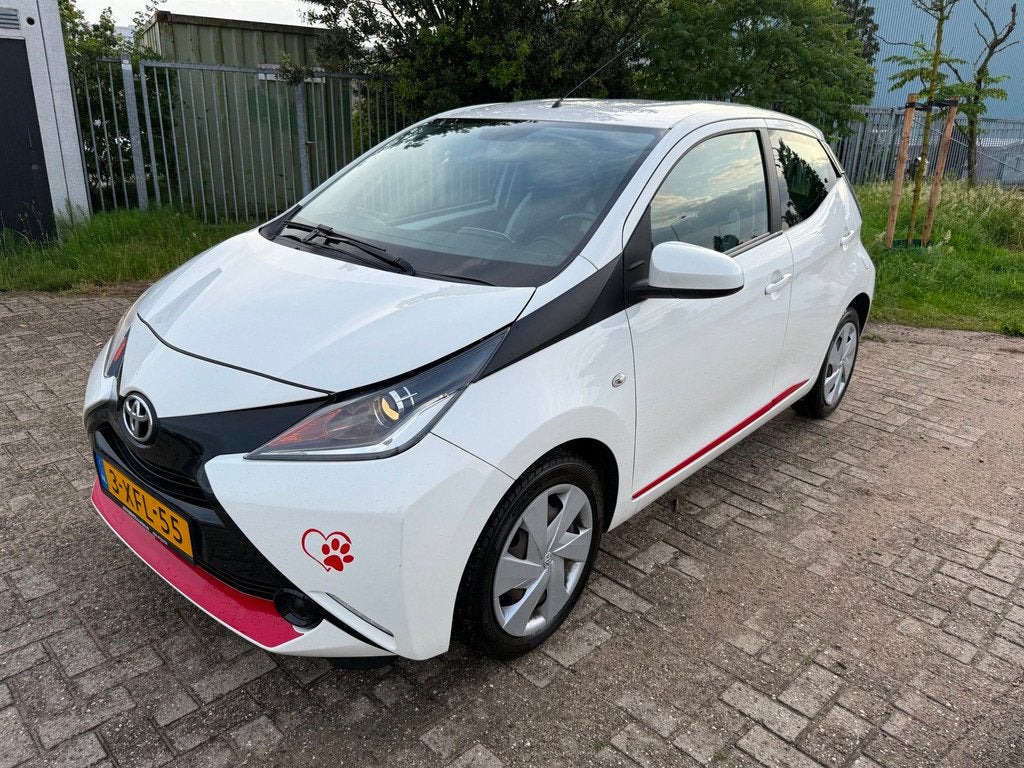 Toyota Aygo 1.0 VVT-i x-play 5D| Airco |Camera| Nwe APK, Voorwielaandrijving, Euro 5, Stof, Zwart