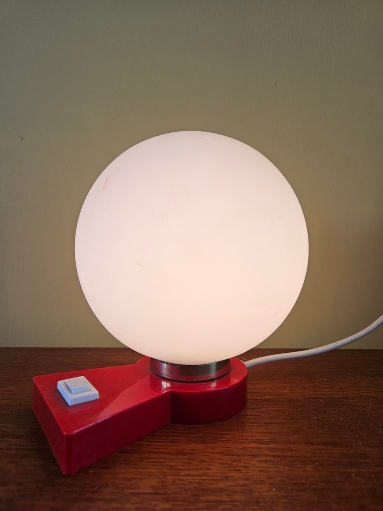Vintage rode tafellamp met opaline bol, Ophalen of Verzenden, Gebruikt