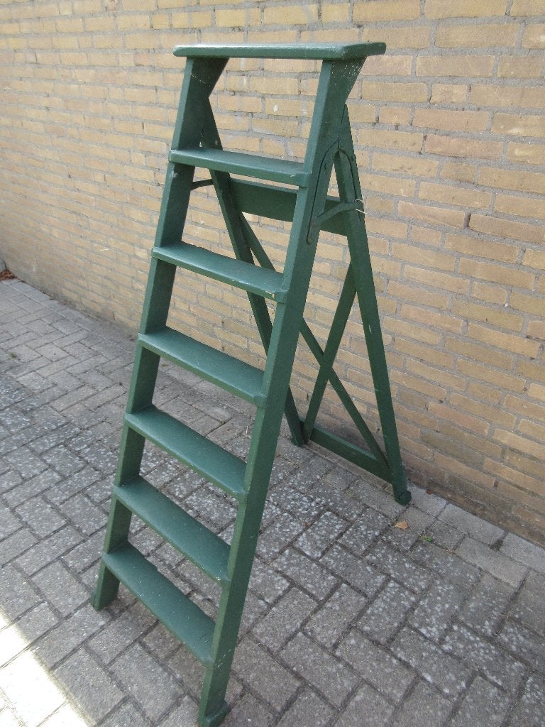 Antieke groene houten trap, Ophalen