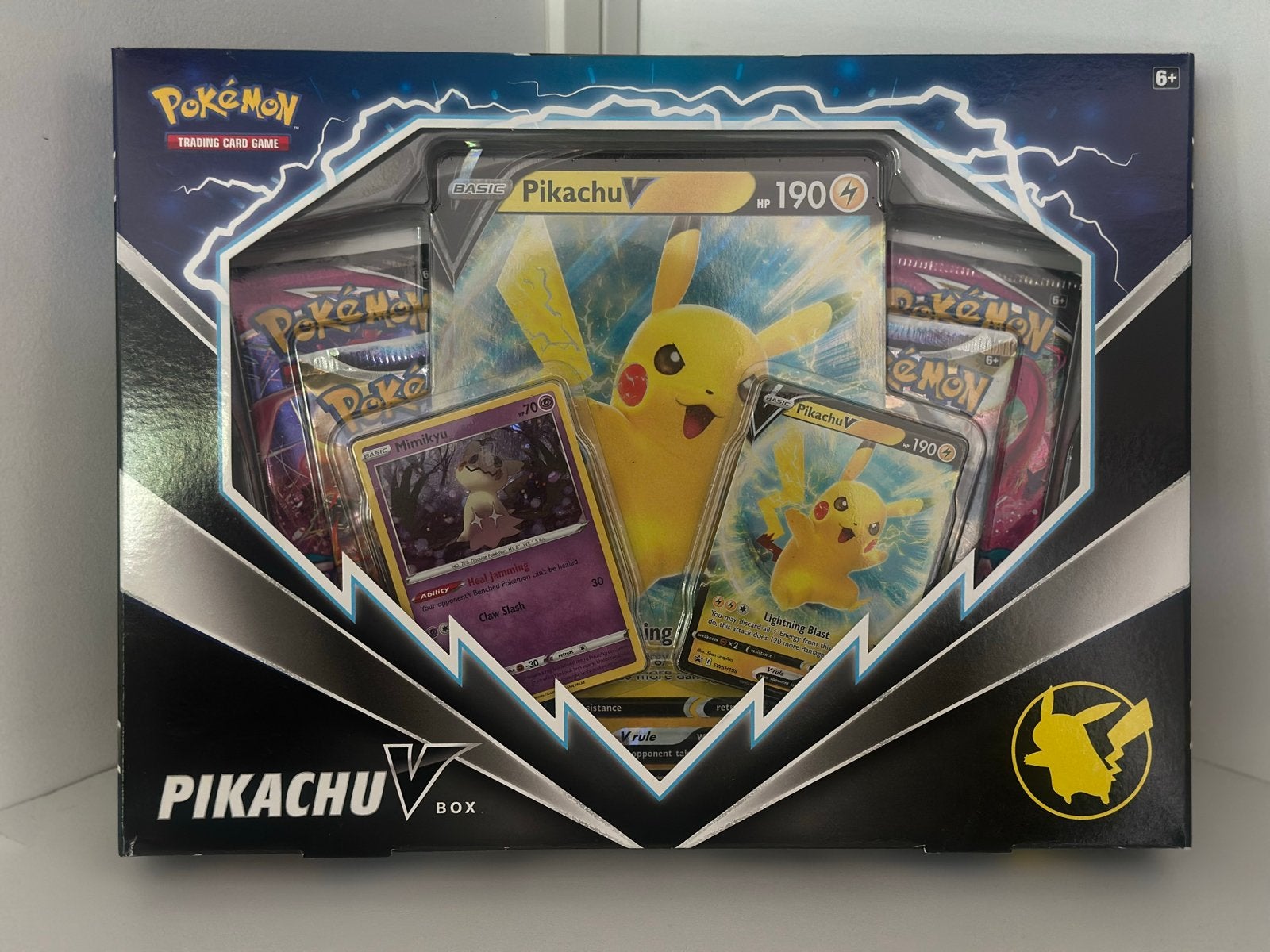 Pokémon Pikachu V Box - Nieuw en Geseald, Ophalen of Verzenden, Zo goed als nieuw, Overige typen