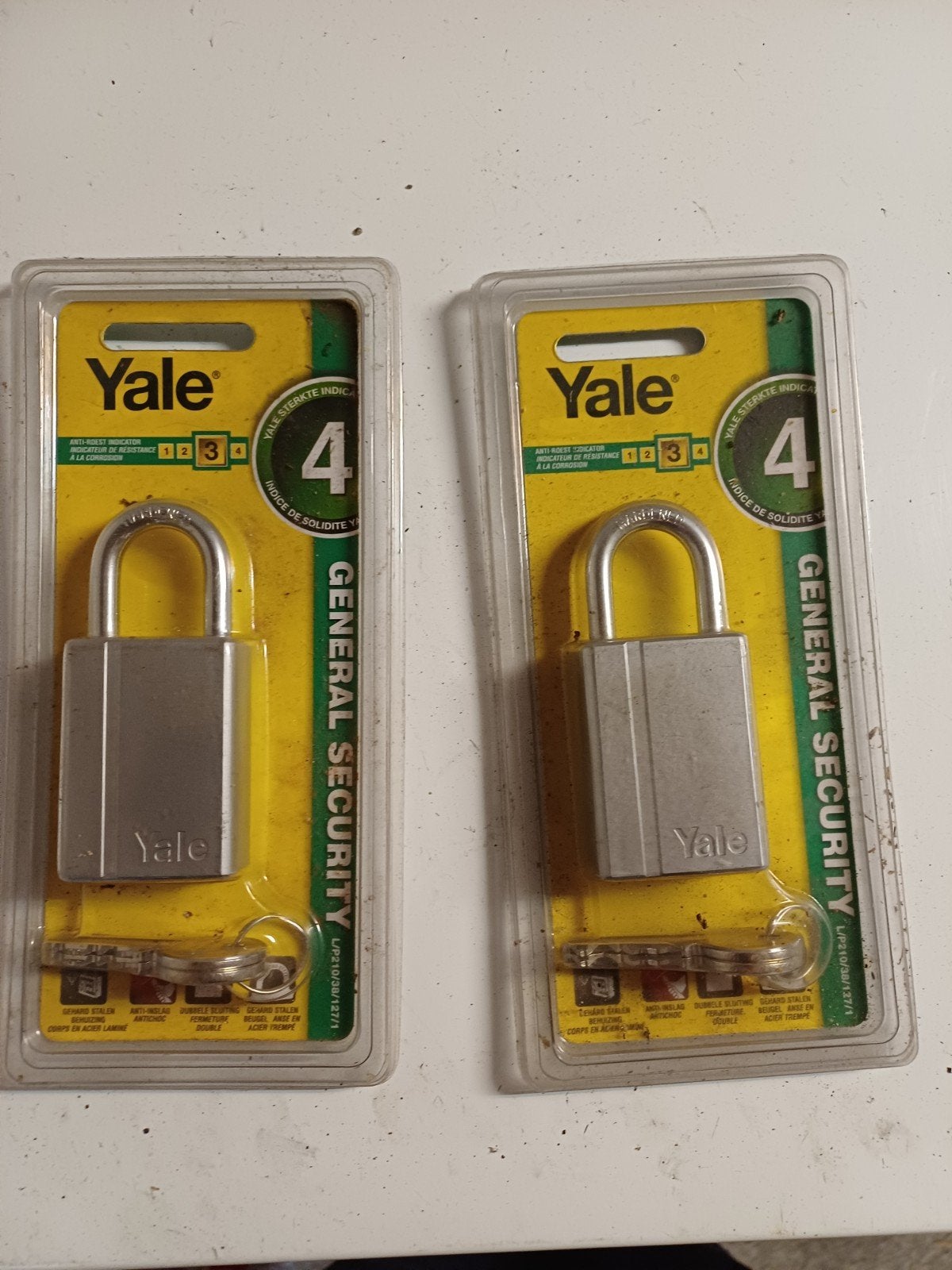 Nieuwe Yale hangsloten - Set van 2, Ophalen of Verzenden, Nieuw, Overige materialen, Slot