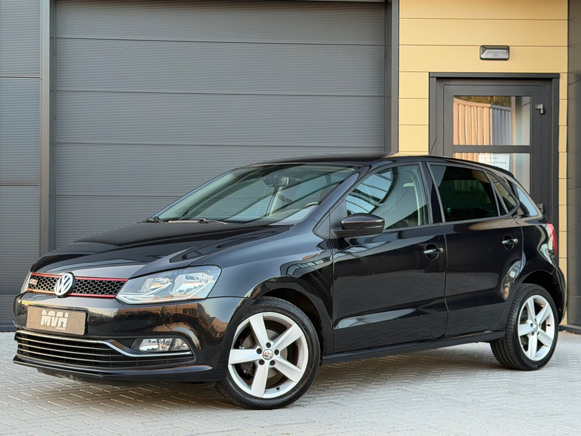Volkswagen Polo 1.2 TSI Highline - GTI Uitv. - Navi - Airco, Auto's, Volkswagen, Stof, Euro 6, 4 cilinders, Zwart