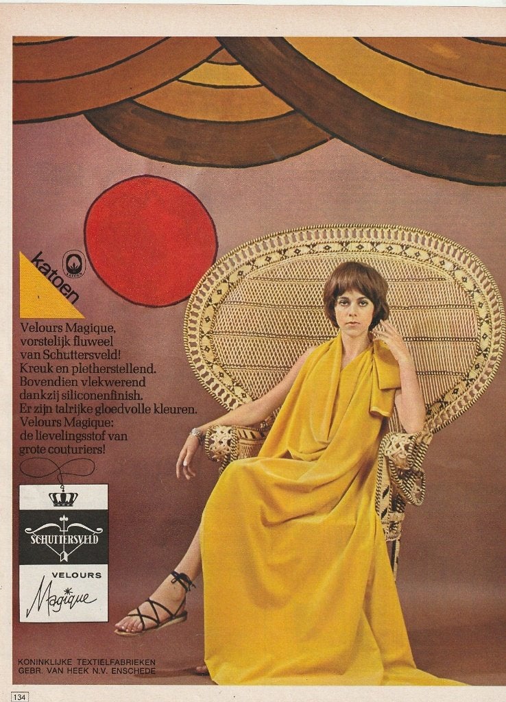 Retro reclame 1969 Schuttersveld damesmode in geel fluweel, Verzamelen, Verzenden, Overige typen
