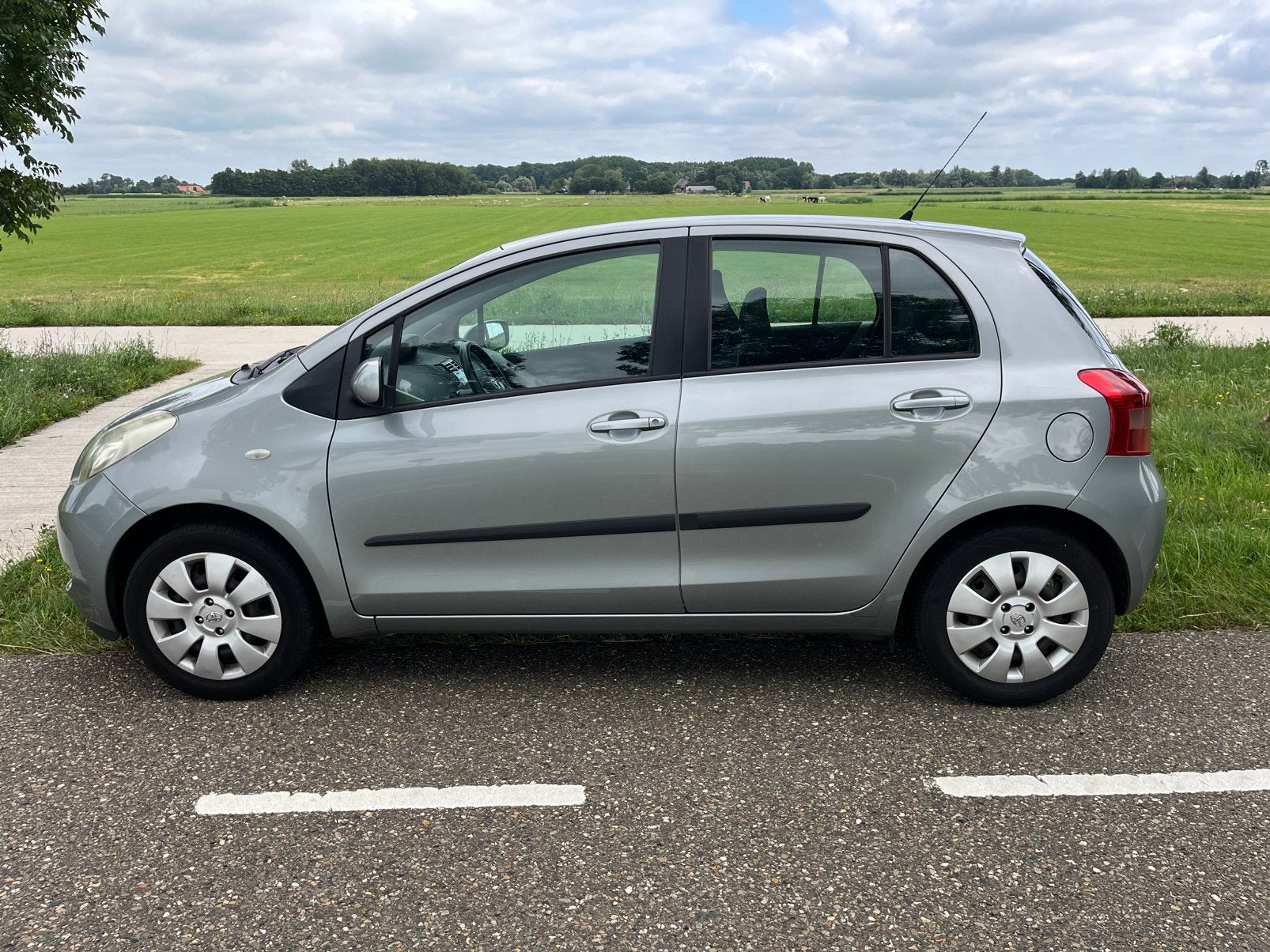 Toyota Yaris 1.3 16V Vvt-i 5DR 2006 Grijs, Voorwielaandrijving, Stof, 40 €/maand, 4 cilinders