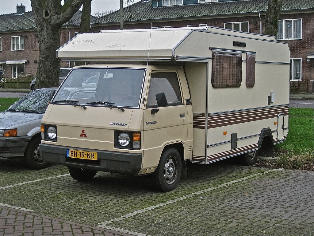 GEZOCHT: Mitsubishi L300 L032P L039P A-stijl & instap RV, Nieuw, Ophalen of Verzenden, Spatbord, Mitsubishi