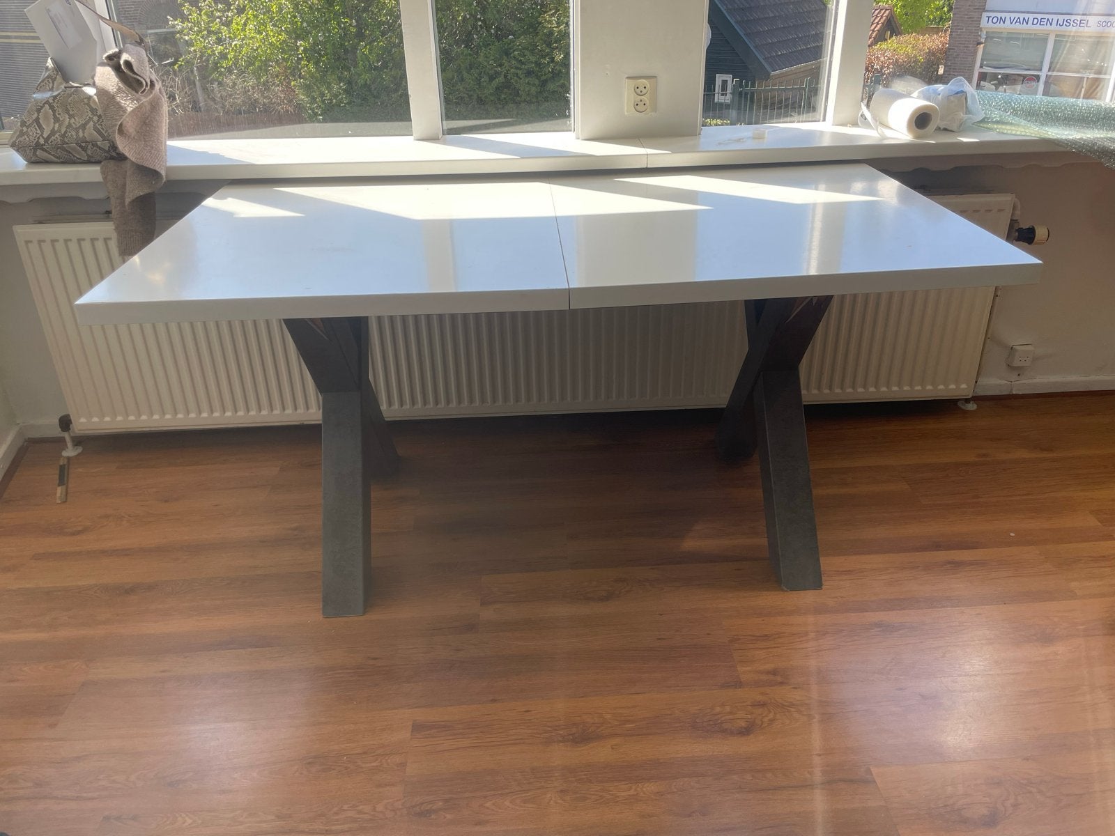 Uitschuifbare eettafel wit met grijze X-poten, Ophalen, Gebruikt, 50 tot 100 cm, Vijf personen of meer