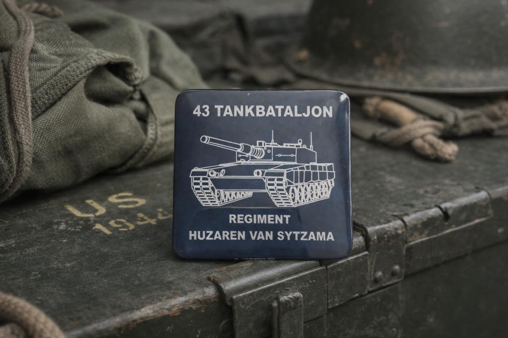 43 Tankbataljon Regiment huzaren van sytzama magneet RJ Army, Ophalen of Verzenden, Landmacht, Nederland, Embleem of Badge