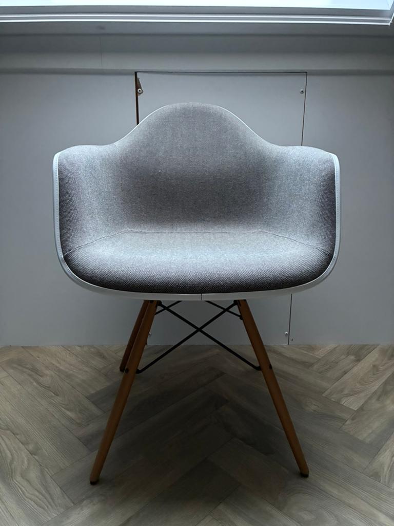 Originele Eames Plastic Armchair DAW van Vitra als nieuw!, Huis en Inrichting, Stoelen, Ophalen, Kunststof, Wit, Design