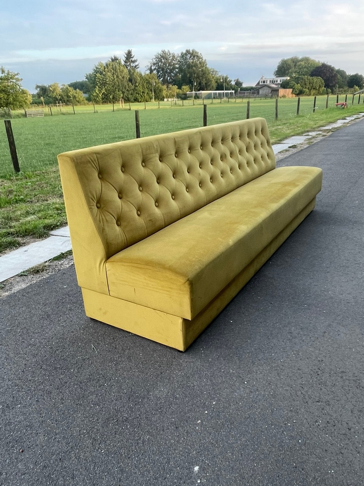 NOG 1 LANGE GELE BANK [3 meter] - Wandbank Muurbank okergeel, Ophalen, Gebruikt, 300 cm of meer, 75 tot 100 cm