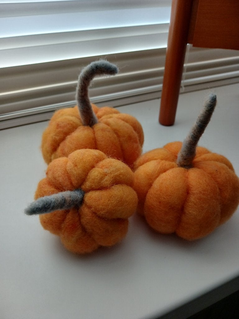 Genaaldvilte pompoenen, schapenwol, naaldvilten, Hobby en Vrije tijd, Vilt, Ophalen of Verzenden, Nieuw, Figuurtje(s)