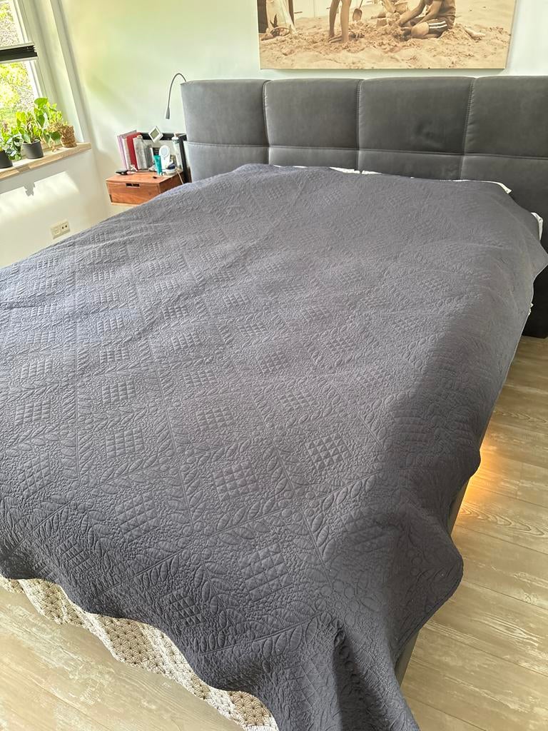 Donkergrijs gewatteerd sprei met patroon, Huis en Inrichting, Gebruikt, Overige typen, Tweepersoons, Ophalen of Verzenden