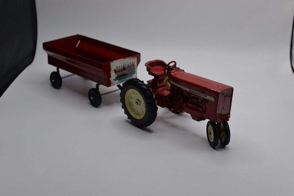 ERTL Internatioal tractor met trailer, Hobby en Vrije tijd, Gebruikt, -, Ophalen of Verzenden, ERTL
