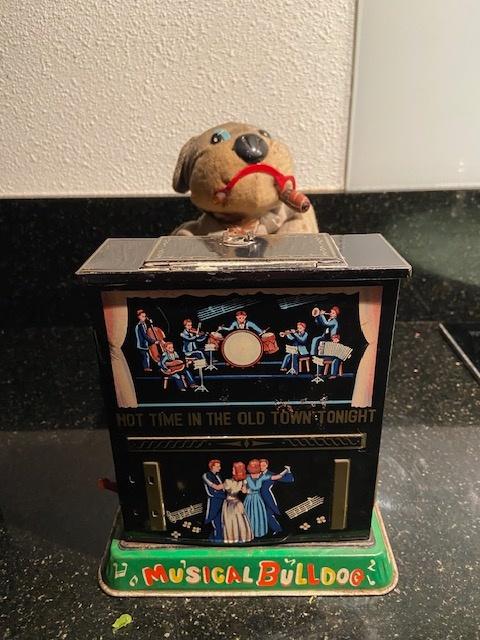 Musical Bulldog tin toy battery opp Marusan Japan 'jaren 50, Ophalen of Verzenden
