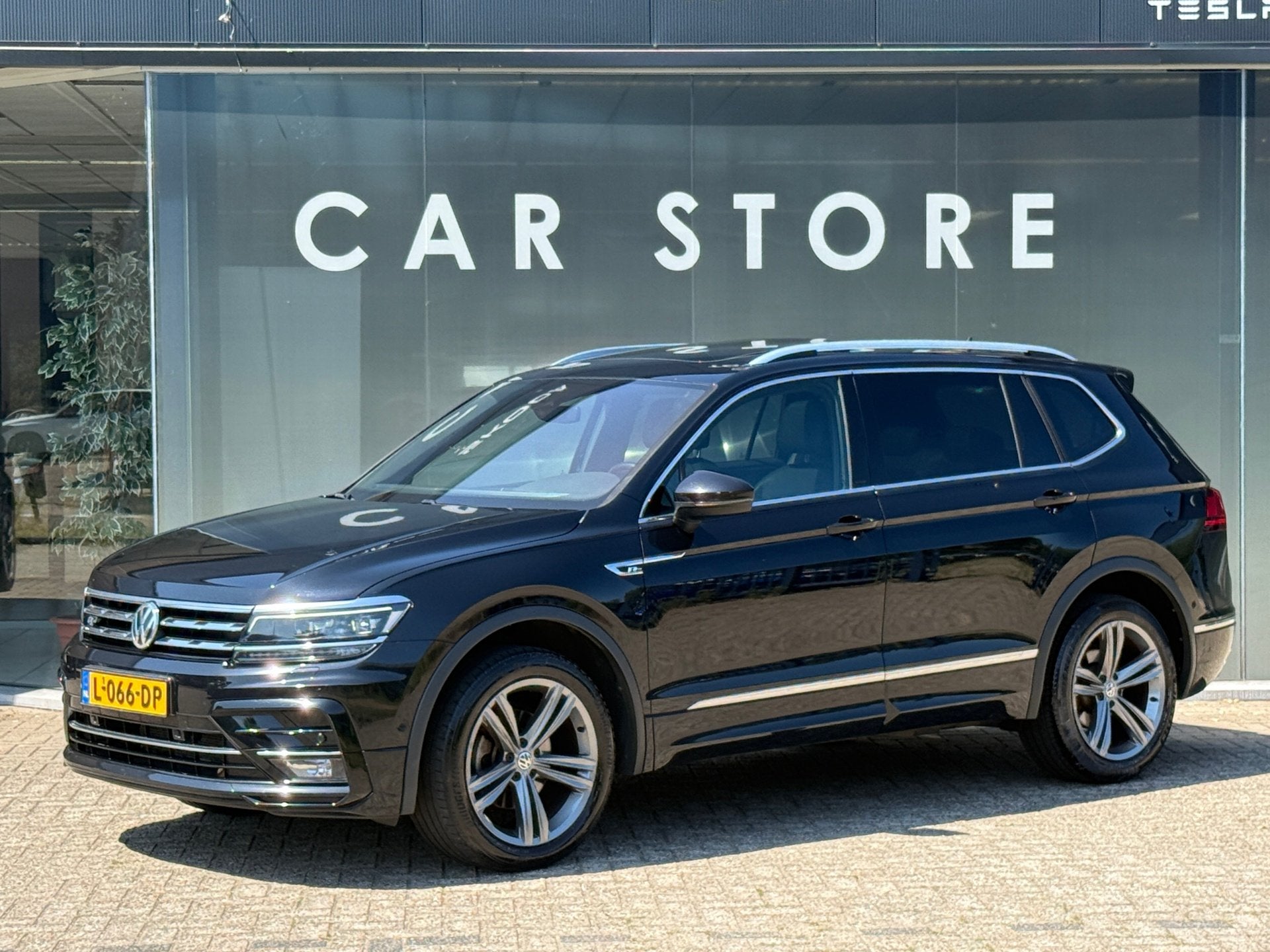 Volkswagen Tiguan Allspace 1.5 TSI Highline R-Line 7pers Pan, Auto's, Volkswagen, 4 cilinders, 150 pk, 7 stoelen, Zwart