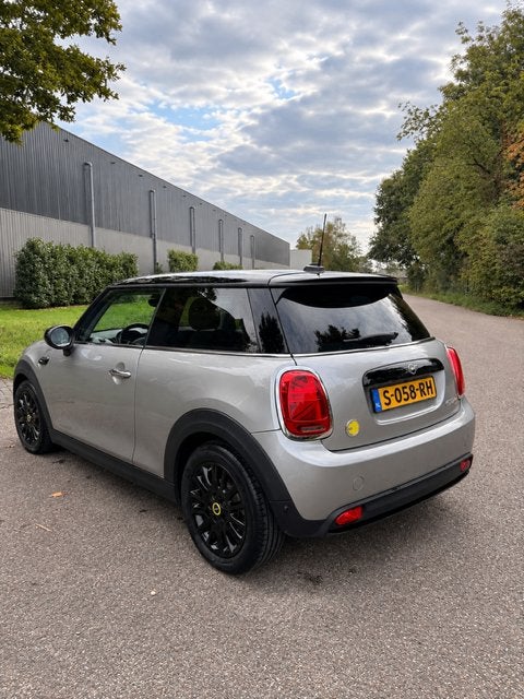 Mini 3-deurs (f56) Electric 184pk Aut 2023 Grijs, Auto's, 50 €/maand, 4 stoelen, Leder en Stof, Elektrisch