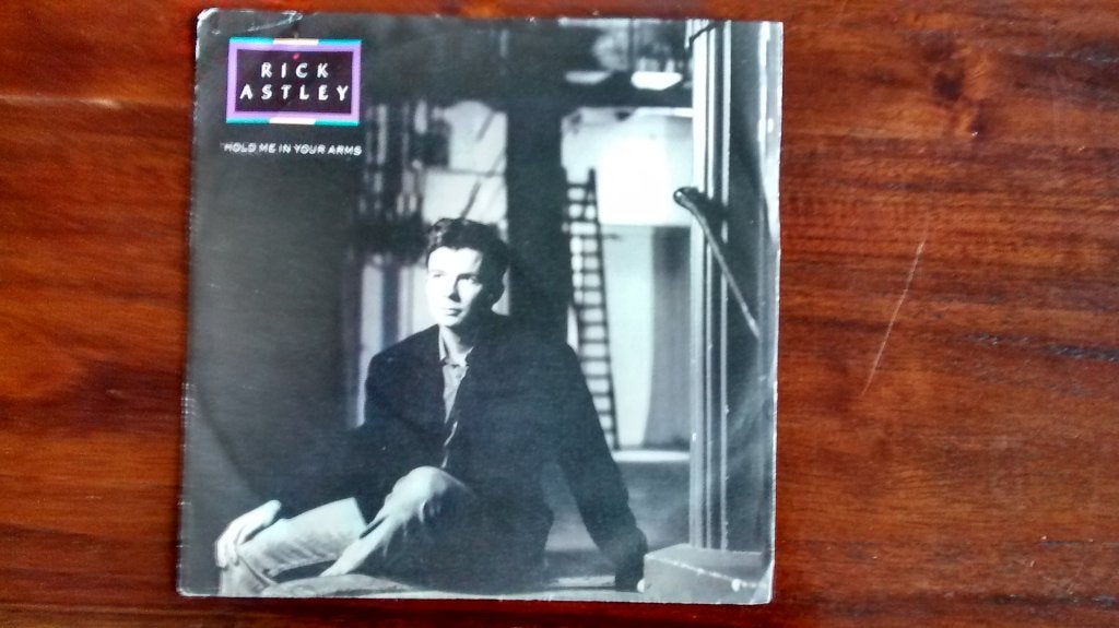 Single - Rick Astley - Hold me in your arms, Ophalen of Verzenden, Zo goed als nieuw, Pop, Single