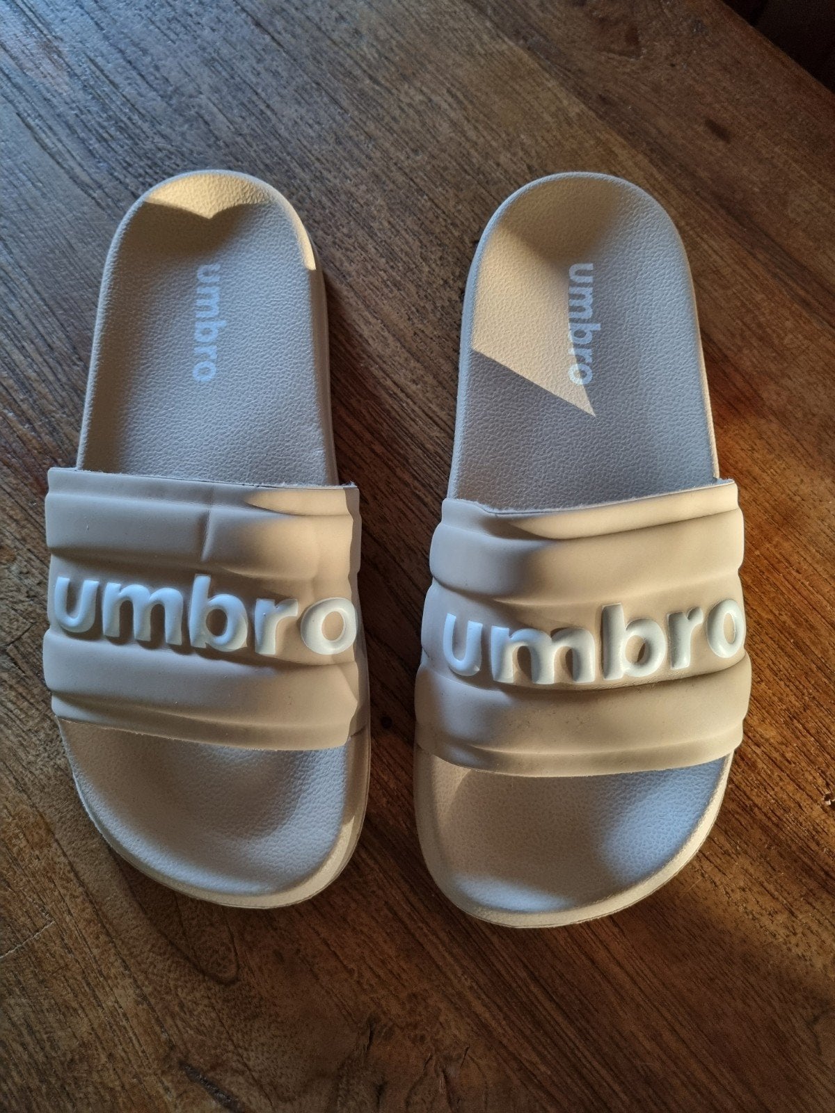 Umbro slippers maat 37 - Zo goed als nieuw, Kleding | Dames, Slippers, Beige, Umbro, Ophalen of Verzenden