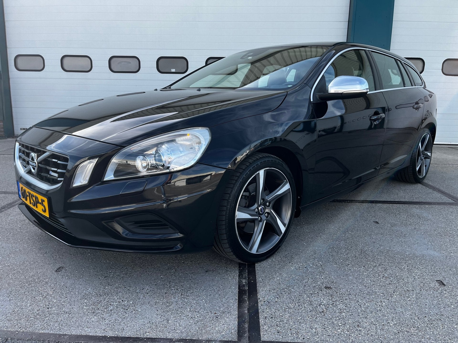 Volvo V60 1.6 T3 R-Design, Auto's, Gebruikt, 4 cilinders, 150 pk, Leder en Stof