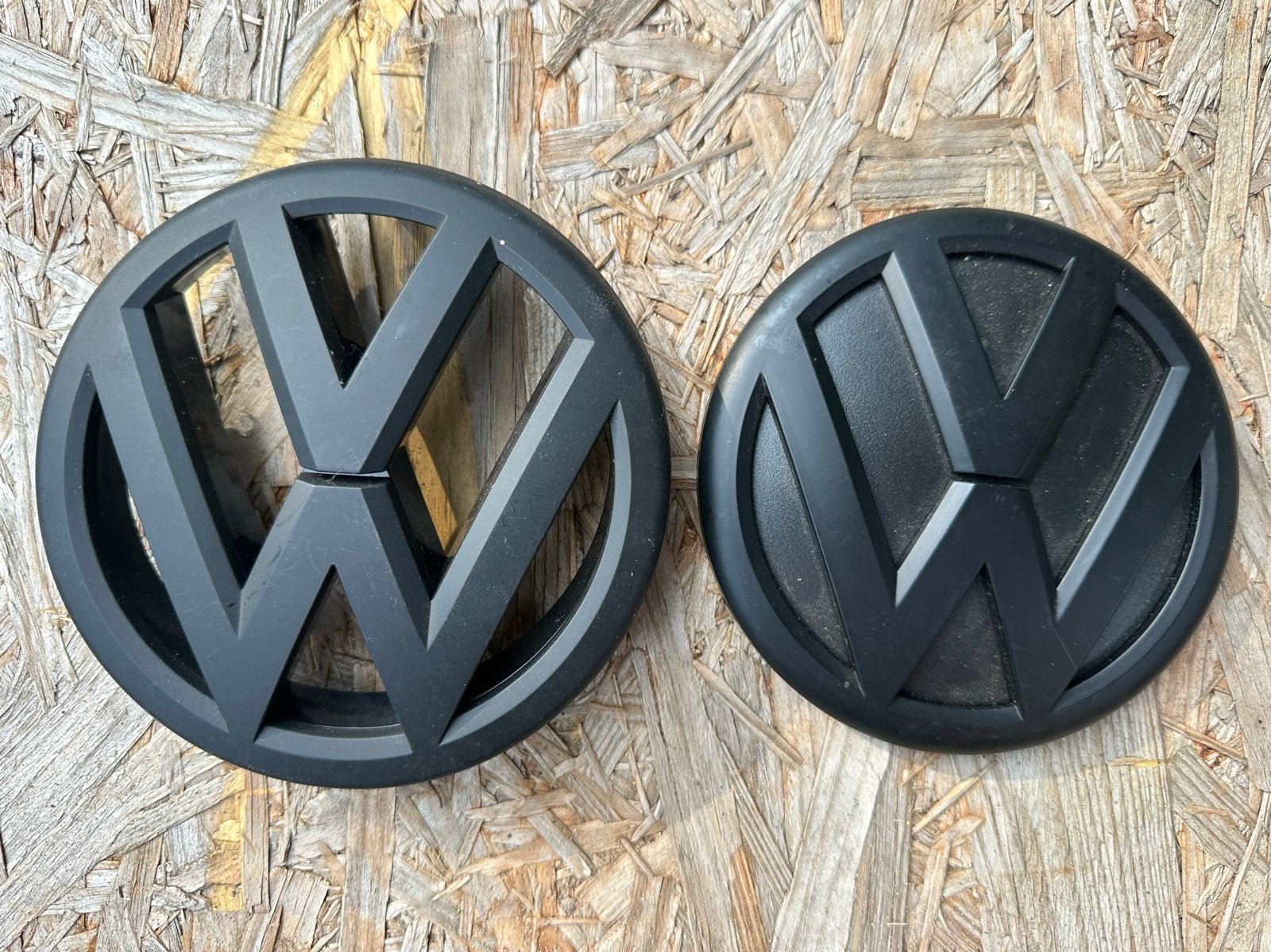 VW Logo Embleem Zwart - Voor en Achter, Ophalen of Verzenden, Gebruikt, Volkswagen