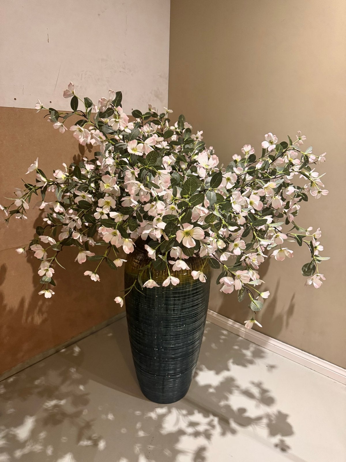 Grote decoratieve vaas met kunstbloemen, 130 cm hoog, Ophalen, Zo goed als nieuw