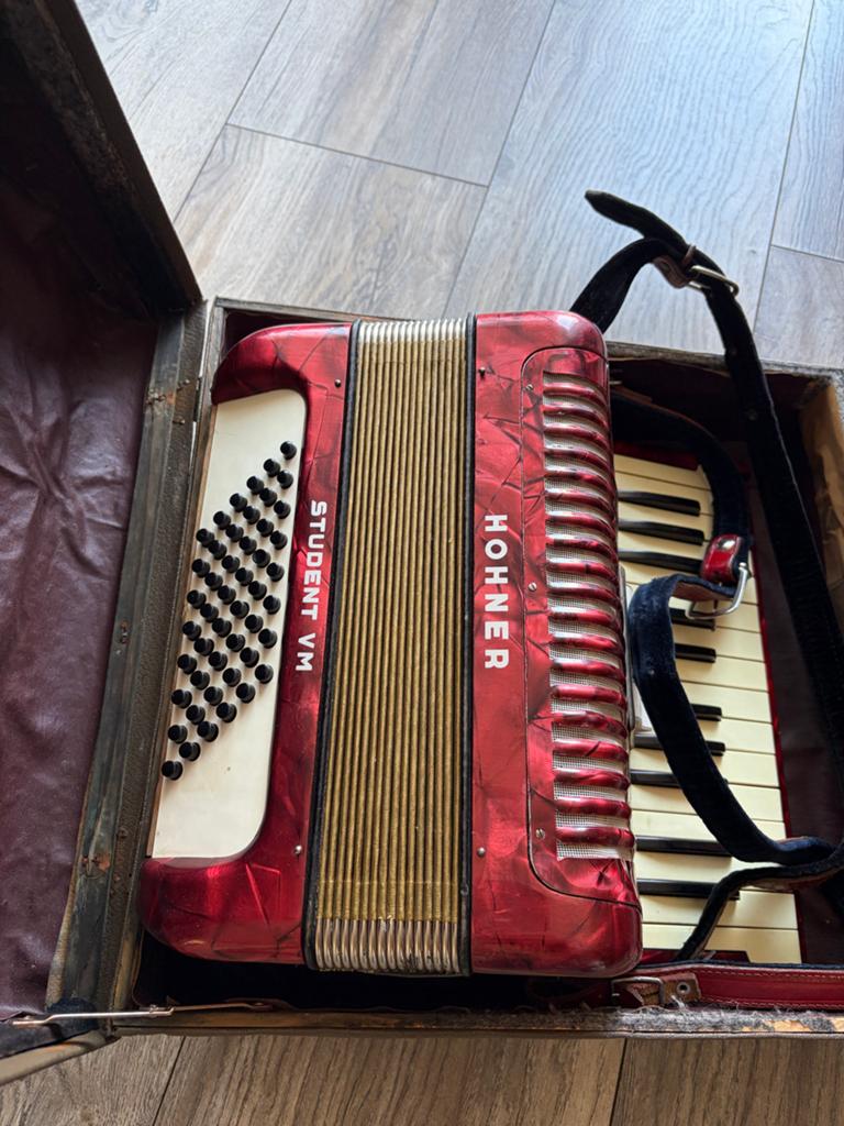 Hohner Student VM Accordeon met Koffer - Rood, Muziek en Instrumenten, Ophalen, Gebruikt, Overige formaten, Toetsaccordeon