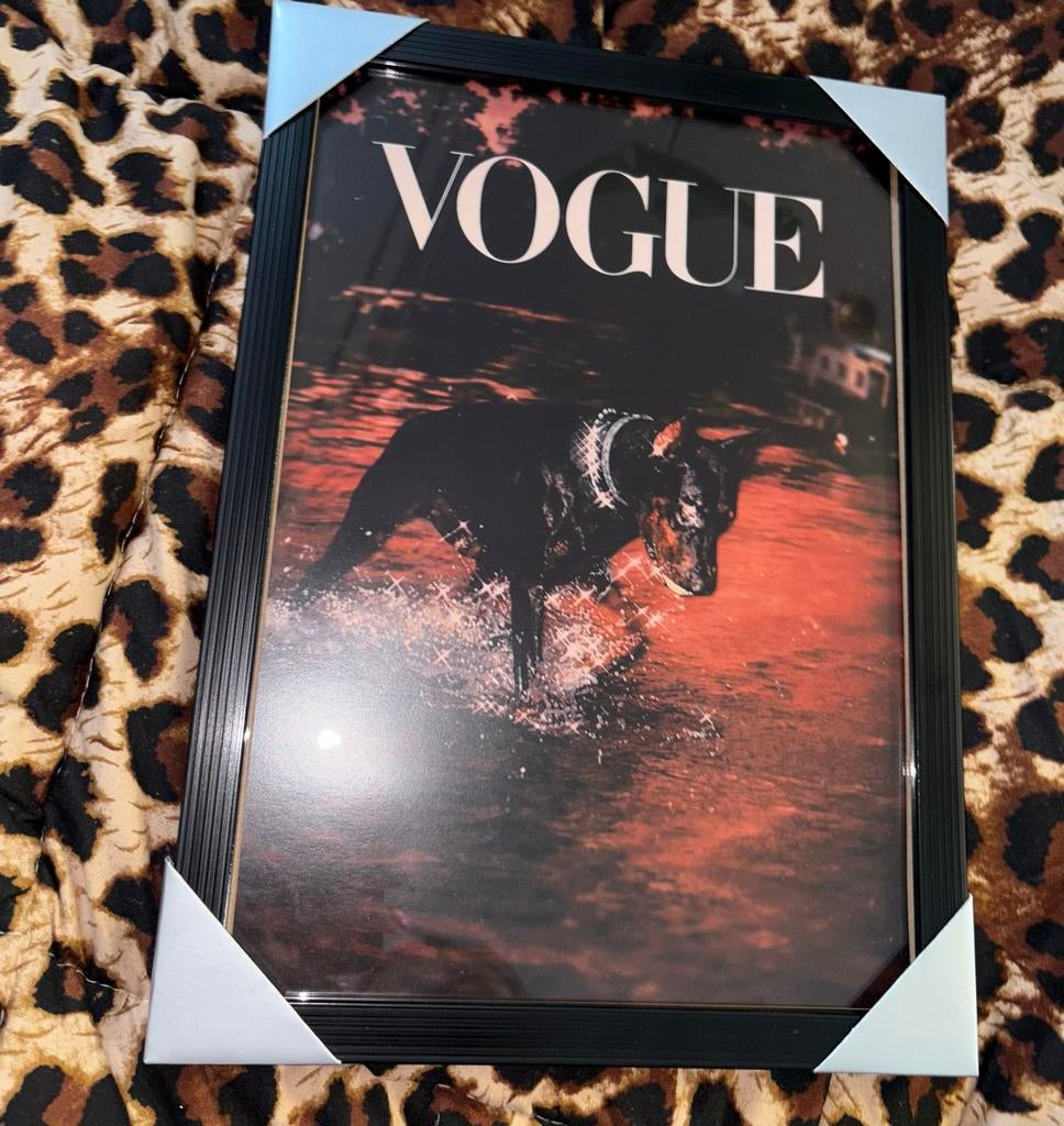 Vogue poster met hond - Nieuw - 21x29,7 cm, Ophalen of Verzenden, Nieuw, Overige materialen