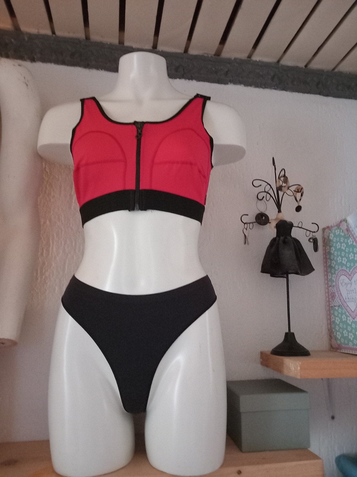 Lingerie setje: Sportieve BH en String - Rood/Zwart, Ophalen of Verzenden, Rood, Setje